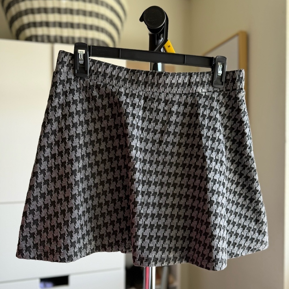 Hot Kiss Stylish Summer Sprint Houndstooth Gray and Black Skirt Size Large